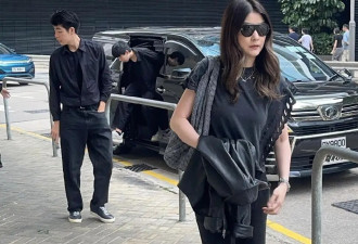 陈慧琳婆婆出殡全家送别，儿子捧遗照哭红眼，陈慧琳双手合十致意