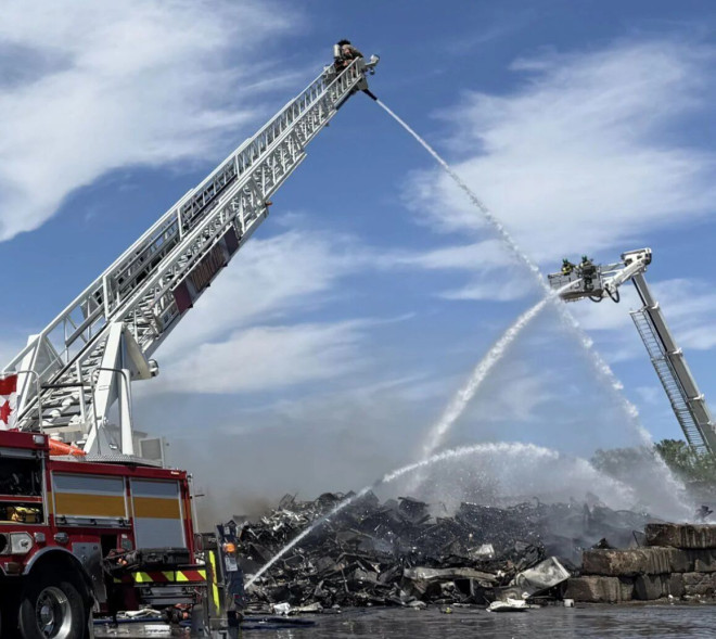 多伦多消防队员正在处理火灾现场