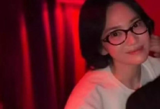 宋慧乔与好友聚会合影！白衣黑框眼镜超文艺