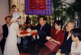 小S分享归宁宴上的大S， 大S穿旗袍拿相机笑容灿烂