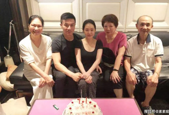 小S分享归宁宴上的大S， 大S穿旗袍拿相机笑容灿烂