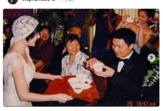 小S分享归宁宴上的大S， 大S穿旗袍拿相机笑容灿烂