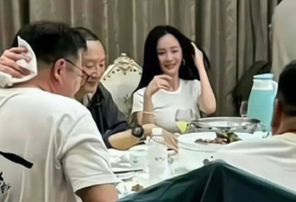 杨幂早年素颜陪大佬吃饭，青涩模样竟藏着顶级社交密码！
