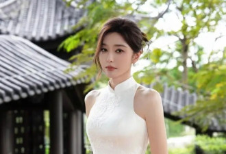低估了秦岚的身材，一袭白色旗袍配盘发亮相，“腰臀比”太惊艳了