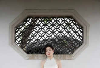 低估了秦岚的身材，一袭白色旗袍配盘发亮相，“腰臀比”太惊艳了