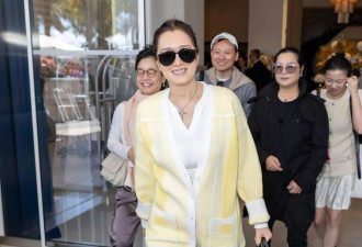 巩俐戛纳街拍状态佳 黄白开衫造型随性优雅