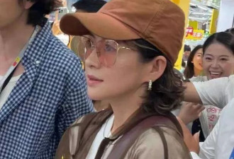 章子怡戴百万首饰逛零食店，穿ZARA剪短发超吸睛