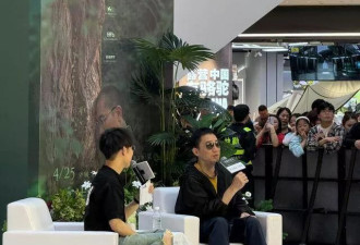 梁朝伟五一现身南京！本人个子好矮，小小一只