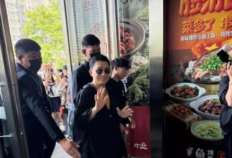 梁朝伟五一现身南京！本人个子好矮，小小一只