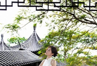 秦岚一袭白色旗袍配盘发亮相，腰臀比太惊艳了