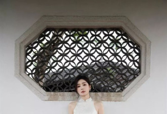 秦岚一袭白色旗袍配盘发亮相，腰臀比太惊艳了