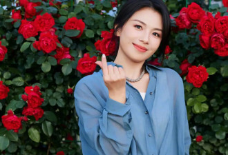 刘涛带火一种初夏穿搭叫“蓝色衬衫+牛仔裤”，国泰民安脸真耐看