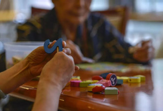 千万失智老人“隐”入社区：谁来承接漫长告别？