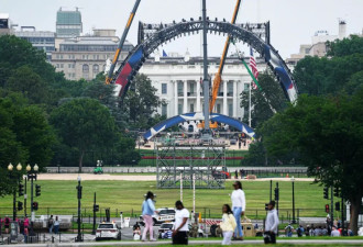 为庆祝美国独立日和特朗普生日，白宫搭建八角笼