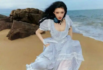 林允化身公主海边奔跑！露出事业线与大美腿太性感惊艳
