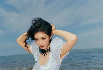 林允化身公主海边奔跑！露出事业线与大美腿太性感惊艳