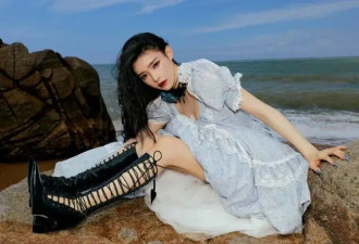 林允化身公主海边奔跑！露出事业线与大美腿太性感惊艳