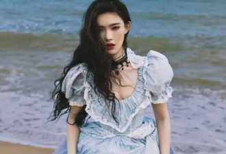 林允化身公主海边奔跑！露出事业线与大美腿太性感惊艳