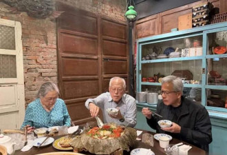 63岁黄仁勋返乡探亲，与96岁老父亲同框似兄弟