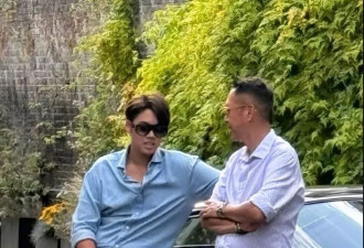 55岁李嘉欣飞英国疑探儿子，休闲服街拍曝光