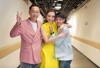 55岁李嘉欣飞英国疑探儿子，休闲服街拍曝光