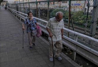 手续非常简单 越来越多日本人办理“死后离婚”