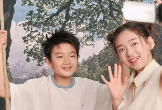 董璇女儿小酒窝与佟大为儿子轩轩合体拍杂志封面