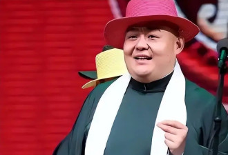 杨鹤通遭贬职后首现身，网友表示他踩了郭德纲逆鳞，跟往日差距大