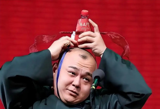 杨鹤通遭贬职后首现身，网友表示他踩了郭德纲逆鳞，跟往日差距大