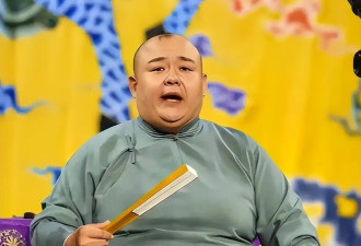 杨鹤通遭贬职后首现身，网友表示他踩了郭德纲逆鳞，跟往日差距大
