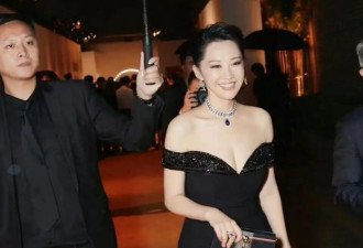 许晴的身材真丰腴！一袭黑色露肩裙差点“撑变形”，性感又惊艳