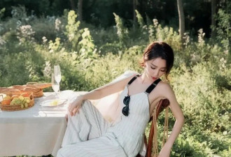 李冰冰剪短发后像换了个人，穿条纹吊带套装又美又飒，差点认不出
