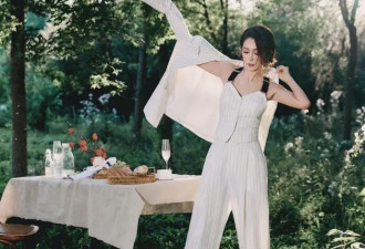 李冰冰剪短发后像换了个人，穿条纹吊带套装又美又飒，差点认不出