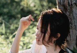 李冰冰剪短发后像换了个人，穿条纹吊带套装又美又飒，差点认不出