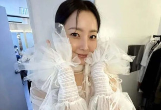 49岁金喜善罕见秀性感身材，白纱透视装出镜，结婚19年状态绝佳