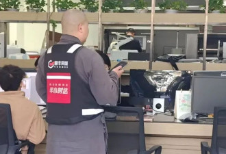 道士和尚纷纷送外卖开网约车 背后是谋生难…