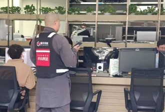 道士和尚纷纷送外卖开网约车 背后是谋生难…
