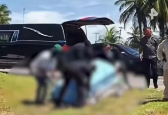 抬棺途中棺材突然解体 遗体掉落地面