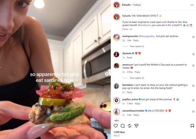 一位女孩手捧叠满零食的饼干的 Instagram 照片,图片文字写着‘所以现在时髦女孩都吃沙丁鱼了’。