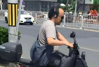 56岁窦唯现状：已定居阿那亚多年 骑电动车 穿搭随意