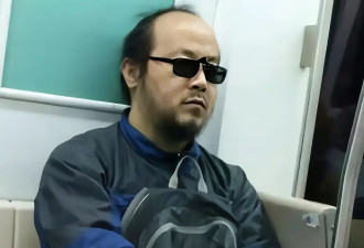56岁窦唯现状：已定居阿那亚多年 骑电动车 穿搭随意