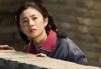 她是和张嘉益拍吻戏最多演员，37岁未婚未育，如今靠主角火了