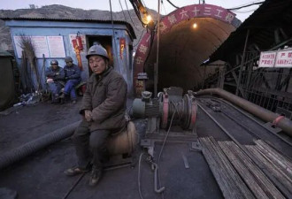 秘密隧道与非法劳工:中国煤难令人想起黑暗的过去