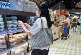 刘德华爱妻罕见露面，60岁无滤镜状态曝光