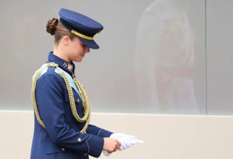 “欧洲最美公主”军装阅兵 国王老爸因这事变脸
