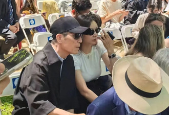 张艺谋美国参加儿子毕业礼，44岁陈婷状态惊艳，孩子们都不简单