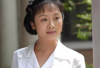 她用10年捧红丈夫,丈夫却转身迎娶秦海璐,如今与儿子相依为命