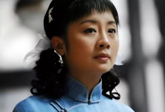 她用10年捧红丈夫,丈夫却转身迎娶秦海璐,如今与儿子相依为命
