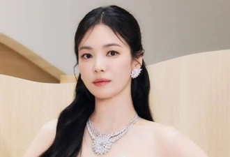 半扎发型的宋慧乔好年轻，一袭抹胸蕾丝短裙，44岁颜值回春太美了