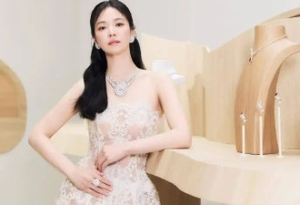 半扎发型的宋慧乔好年轻，一袭抹胸蕾丝短裙，44岁颜值回春太美了